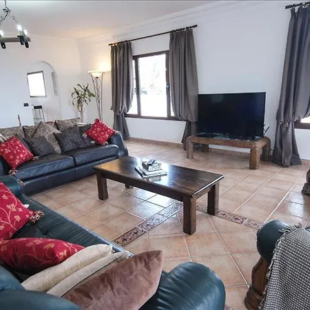Villa Sleeps 6 With Pool And Wifi Mácher