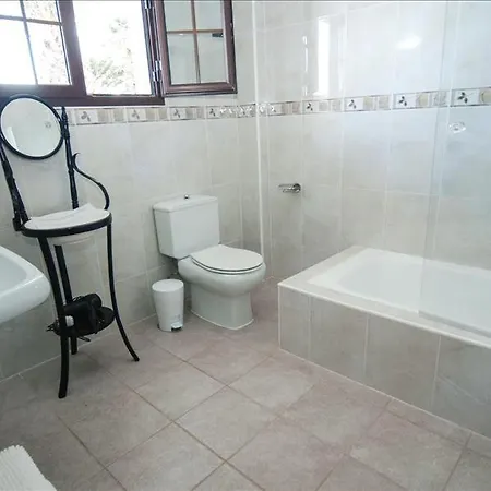 Villa Sleeps 6 With Pool And Wifi Mácher
