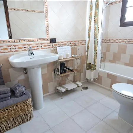Sleeps 6 With Pool And Wifi * Mácher
